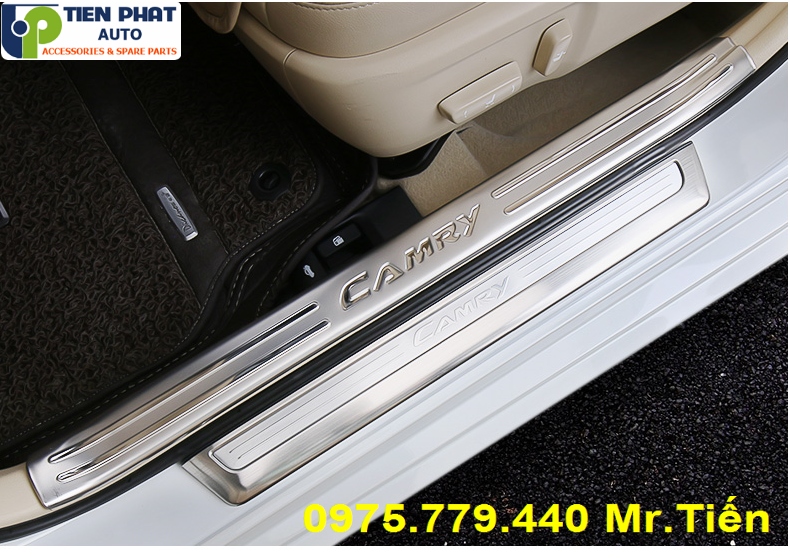 chong tray phan inox cho Toyota Camry 2017